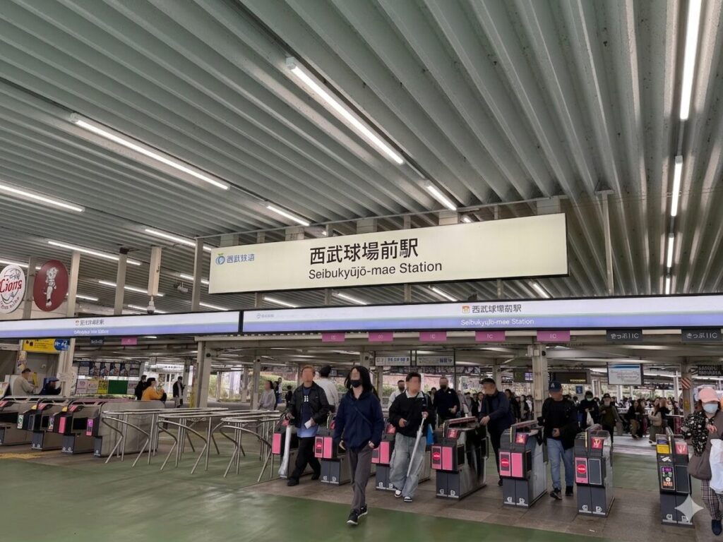 ベルーナドームの目の前の西武球場駅の改札口
