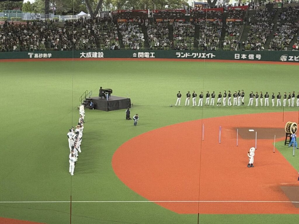 清塚信也のピアノ演奏と西武とオリックスの選手の整列写真