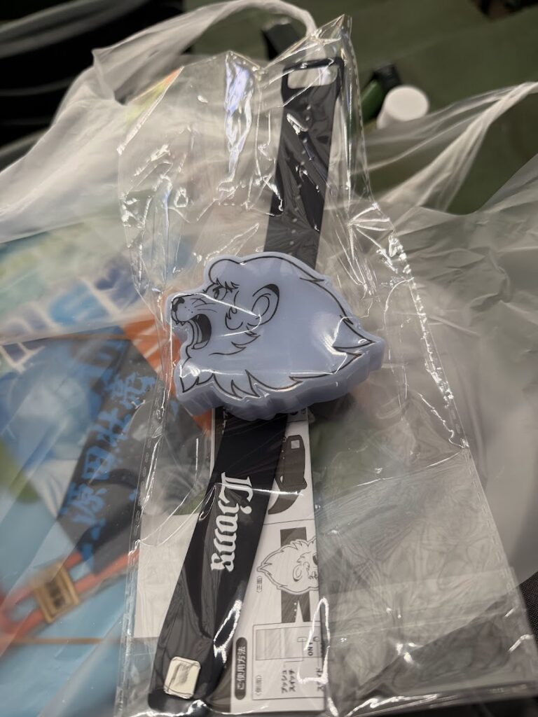 開幕戦で入場者プレゼントされたレオのライト