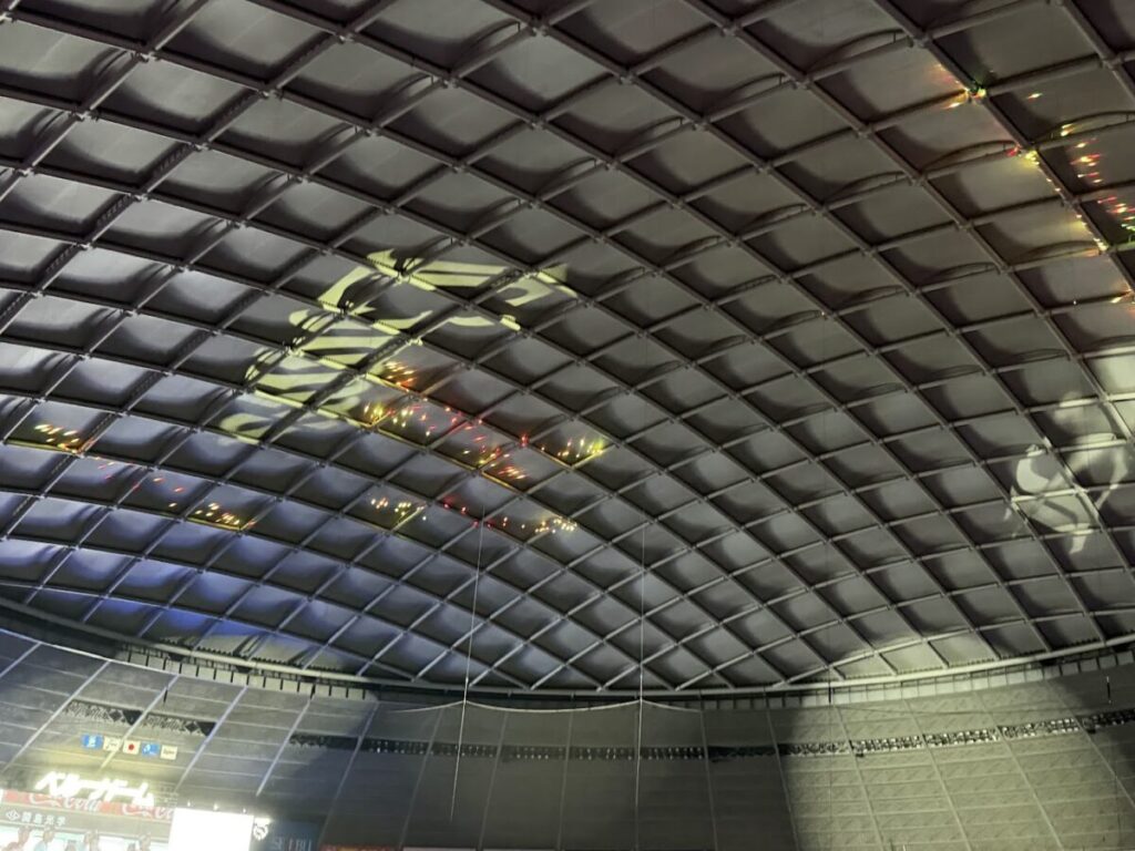 試合終了後に天井がライトで明るく染まっている写真