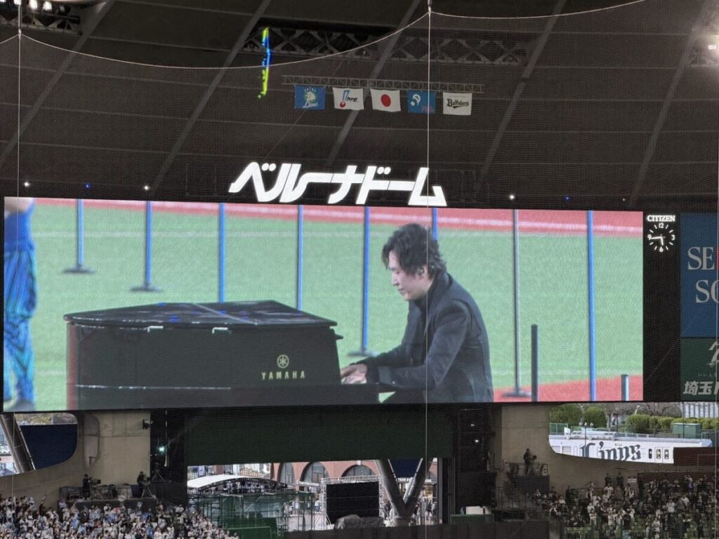 清塚信也が国歌斉唱でピアノ演奏をしている写真