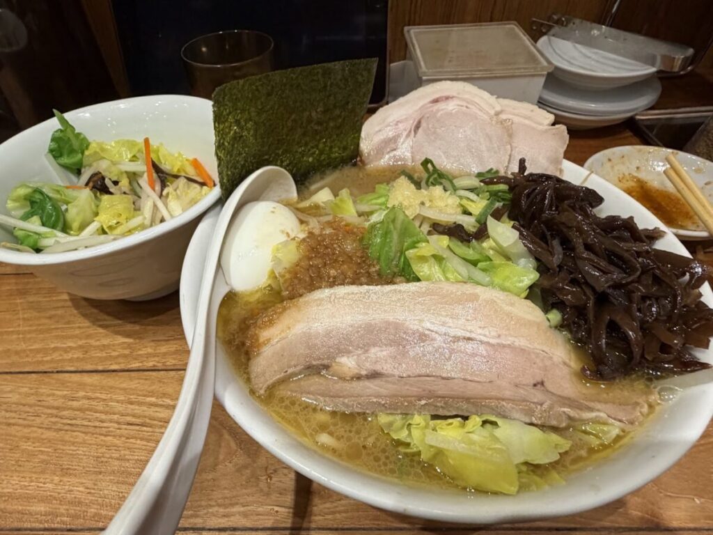 期間限定メニュー高濃度ブリックス豚骨醤油と野菜トッピングの写真