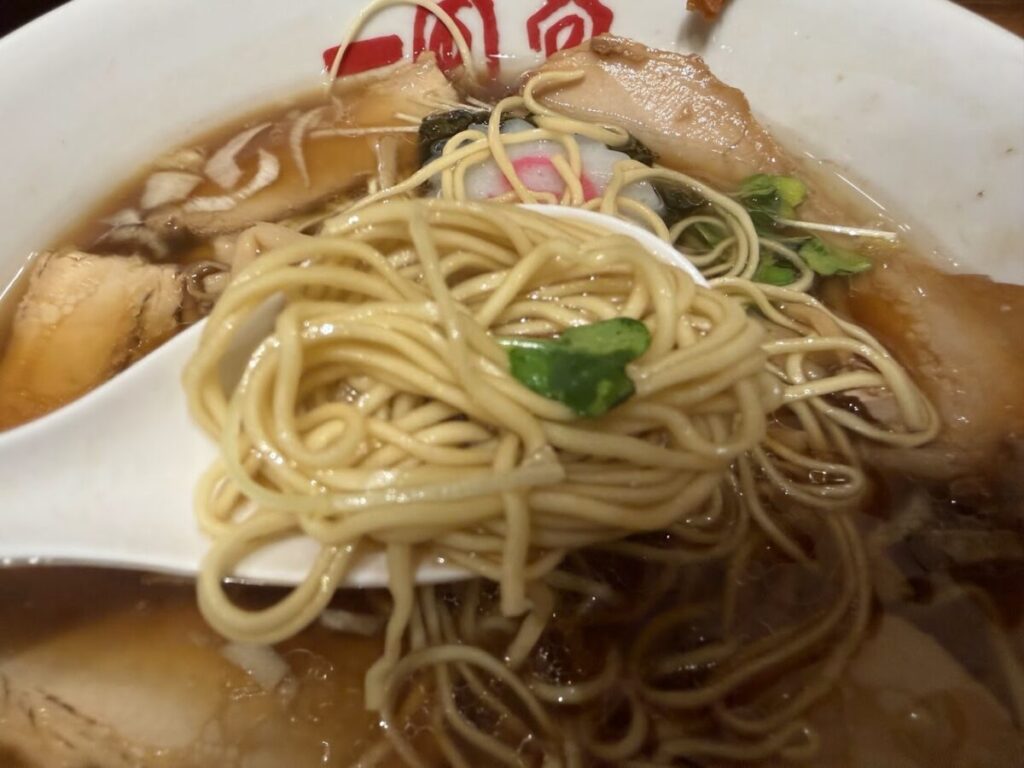 博多中華そばにトッピングでロースチャーシュー2枚を注文した写真